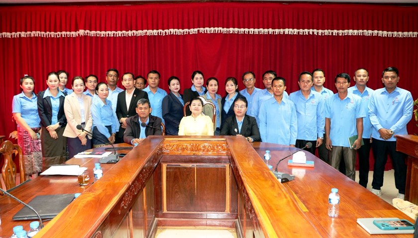 ການນໍາ ສະຫະພັນກຳມະບານແຂວງ ຊຸກຍູ້ວຽກງານຮອບດ້ານຢູ່ເມືອງໂຂງ