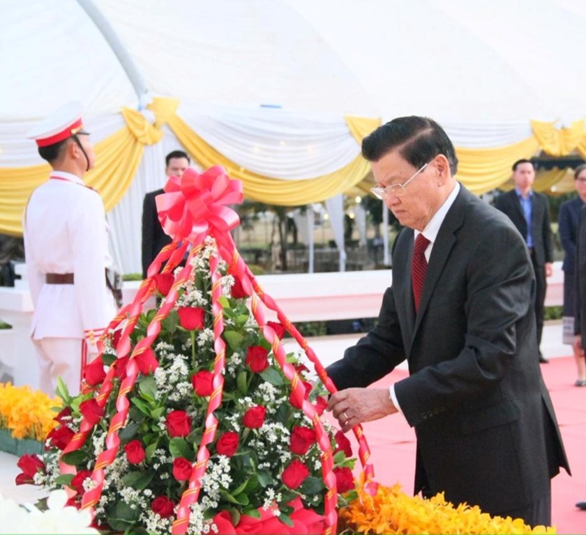 ວາງກະຕ່າດອກໄມ້ໃນໂອກາດວັນເກີດປະທານໄກສອນ ພົມວິຫານ ຄົບຮອບ 105 ປີ