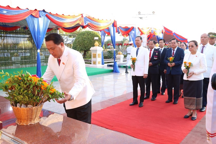 ການນໍາແຂວງສະຫວັນນະເຂດ ວາງກະຕ່າດອກໄມ້ຕໍ່ໜ້າຮູບປັ້ນຫຼໍ່ປະທານໄກສອນ ພົມວິຫານ