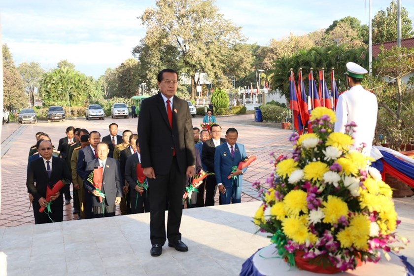 ການນໍາ ພັກ-ລັດ ແຂວງຄໍາມ່ວນ ວາງກະຕ່າດອກໄມ້ ເນື່ອງໃນວັນເກີດ ປະທານ ໄກສອນ ພົມວິຫານ ຄົບຮອບ 105 ປີ