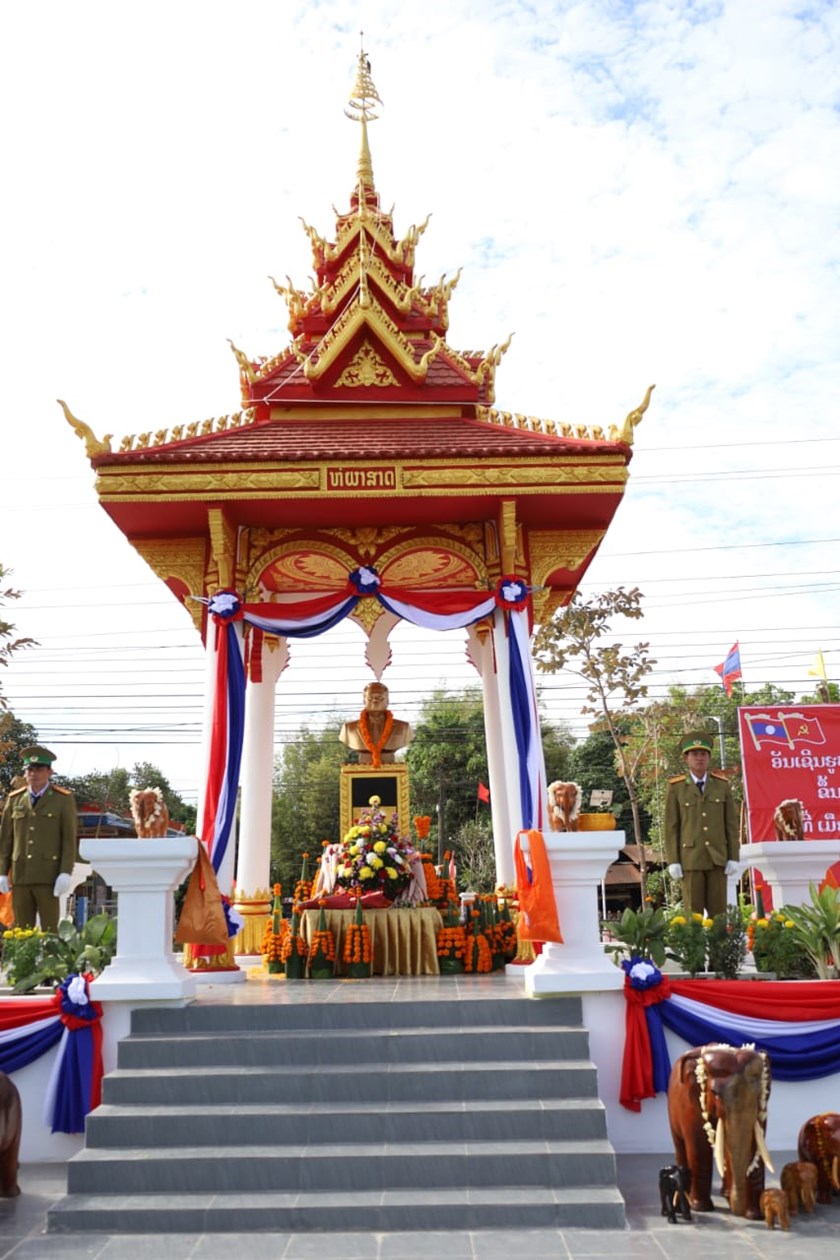 ພິທີອັນເຊີນຮູບຫຼໍ່ ປະທານ ໄກສອນ ພົມວິຫານ ປະດິດສະຖານຢູ່ຫໍຜາສາດທີ່ເມືອງໄຊບົວທອງ