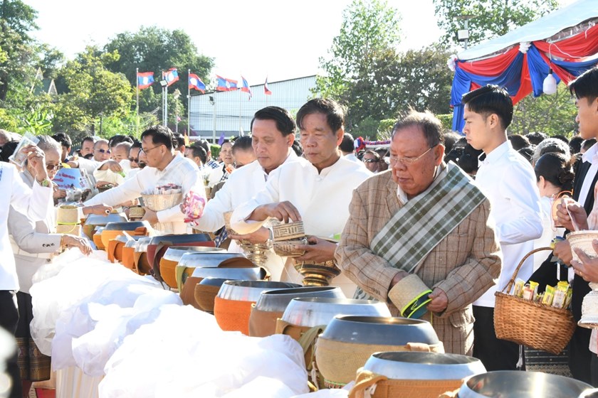 ການນໍາ ພັກ-ລັດ ແລະ ມວນຊົນແຂວງສະຫວັນນະເຂດຮ່ວມໃສ່ບາດວັນເກີດປະທານ ໄກສອນ ພົມວິຫານ