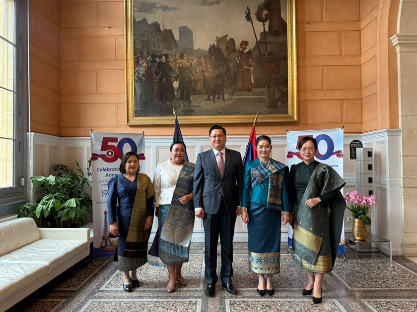 ເຄື່ອງນຸ່ງທີ່ເປັນເອກະລັກຂອງລາວ ເຂົ້າຮ່ວມງານເດີນແບບທີ່ປາຣີ