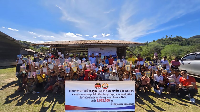 ທຄຕລ ເຊກອງ ມອບອຸປະກອນການຮຽນໃຫ້ໂຮງຮຽນ ມຕ ຕອກອົງແກ້ວ ແລະ ມສ ບໍ່ເຫຼັກຕະນຶງ