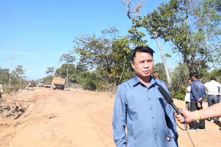 ເມືອງສຸຂຸມາ ສ້ອມແປງເສັ້ນທາງເຂົ້າບ້ານແຊ ຕິດພັນກັບການພັດທະນາບ້ານປະຊາຊົນຢູ່ດີກິນດີ