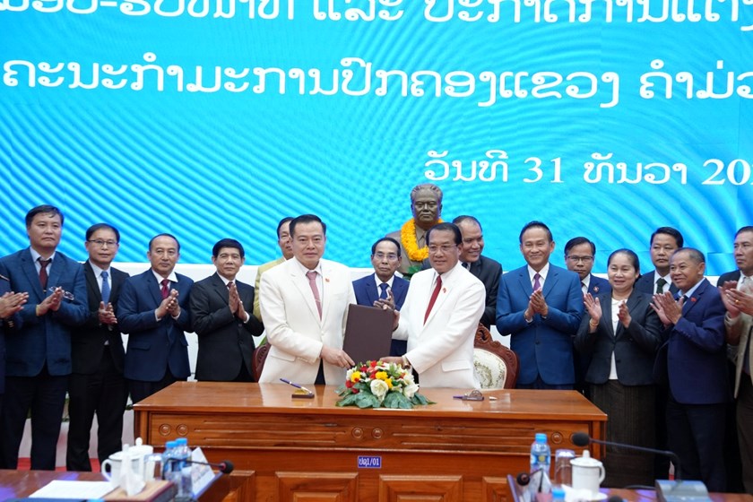 ມອບ-ຮັບ ໜ້າທີ່ ແລະ ປະກາດການແຕ່ງຕັ້ງຄະນະກໍາມະການປົກຄອງແຂວງຄໍາມ່ວນ