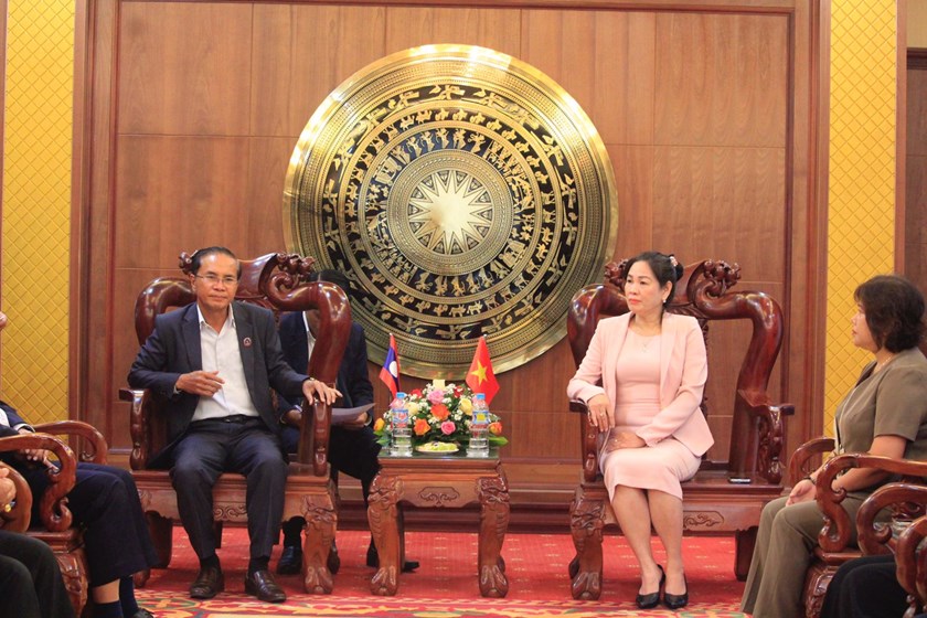 ຄະນະປະຈໍາ ສະພາປະຊາຊົນແຂວງສາລະວັນ ອວຍພອນ ການນໍາແຂວງຢາລາຍ