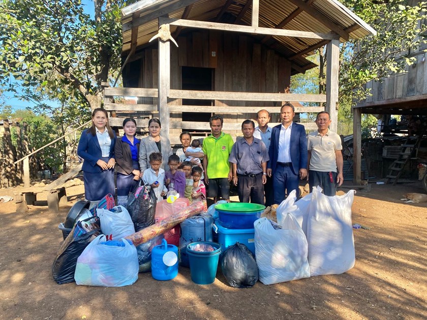 ມອບເຄື່ອງຊ່ວຍເຫລືອ ໃຫ້ຄອບຄົວຜູ້ທຸກຍາກບ້ານໃຫຍ່ນາວາ ເມືອງລະມາມ