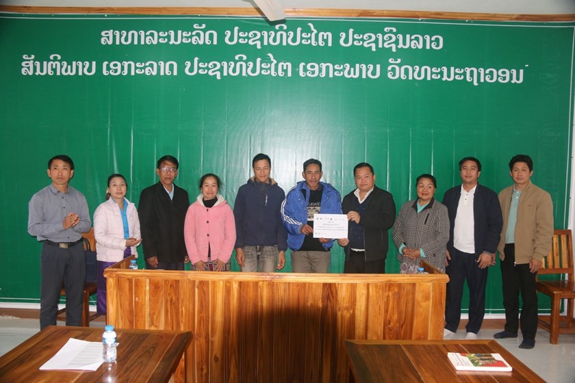 ປະຊາຊົນ 13 ບ້ານ ຂອງເມືອງວຽງຄຳ ໄດ້ຮັບເງິນຜົນງານຄຸ້ມຄອງປ່າໄມ້