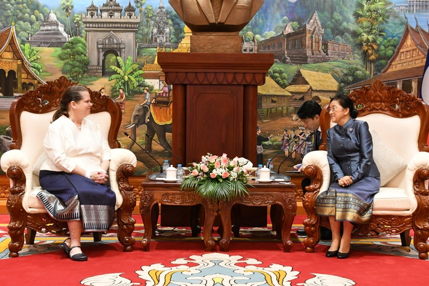 ຮອງປະທານປະເທດ ຕ້ອນຮັບທູດສະຫະລັດ ອາເມຣິກາ ເຂົ້າຢ້ຽມຂໍ່ານັບອໍາລາ