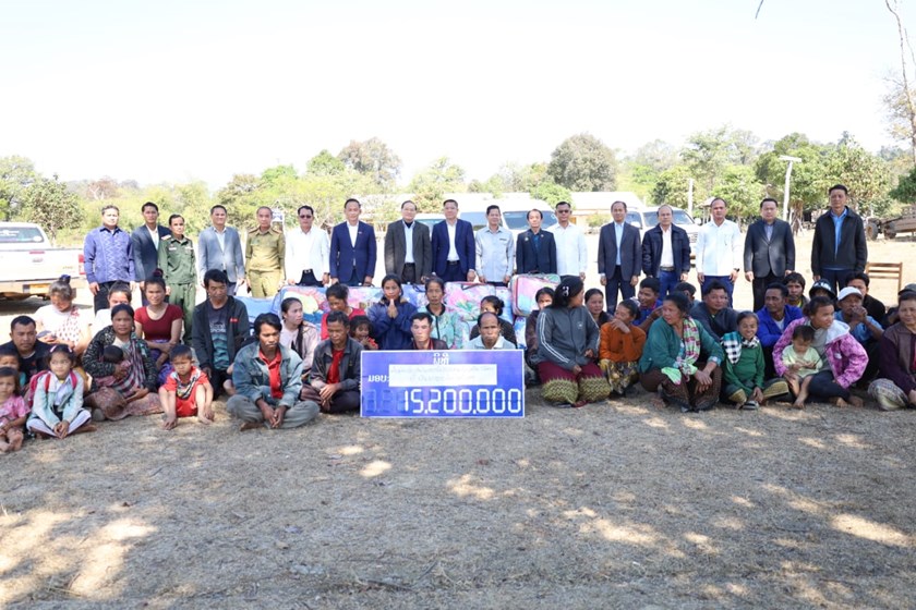 ມອບຜ້າຫົ່ມ ໃຫ້ 4 ບ້ານຂອງເມືອງໄຊບົວທອງ ເພື່ອແກ້ໄຂຜົນກະທົບຈາກໄພໜາວ