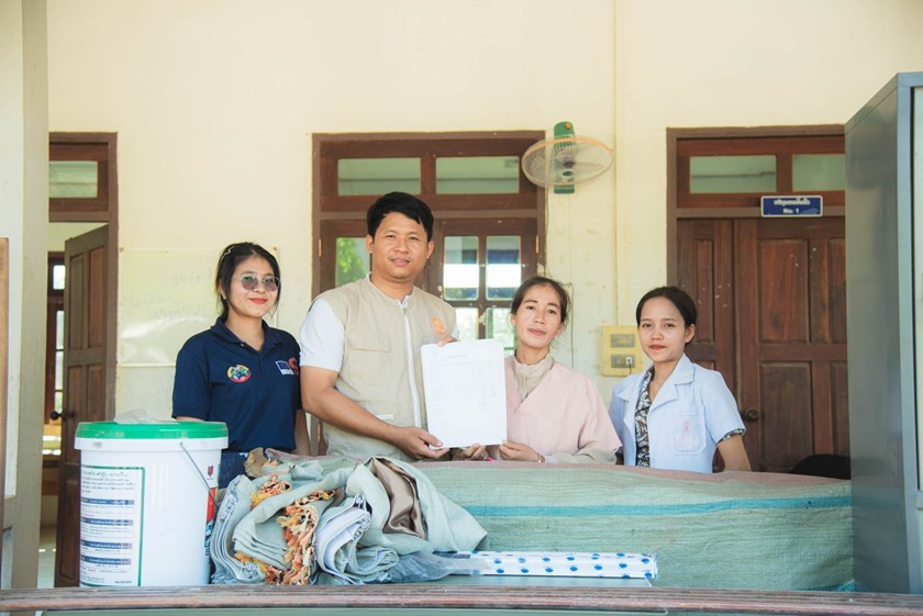 ອົງການແຄຣ໌ ລົງຢ້ຽມຢາມໂຄງການພັນວັນ ແລະ ມອບອຸປະກອນການແພດໃຫ້ສຸກສາລາ ເມືອງກະລຶມ