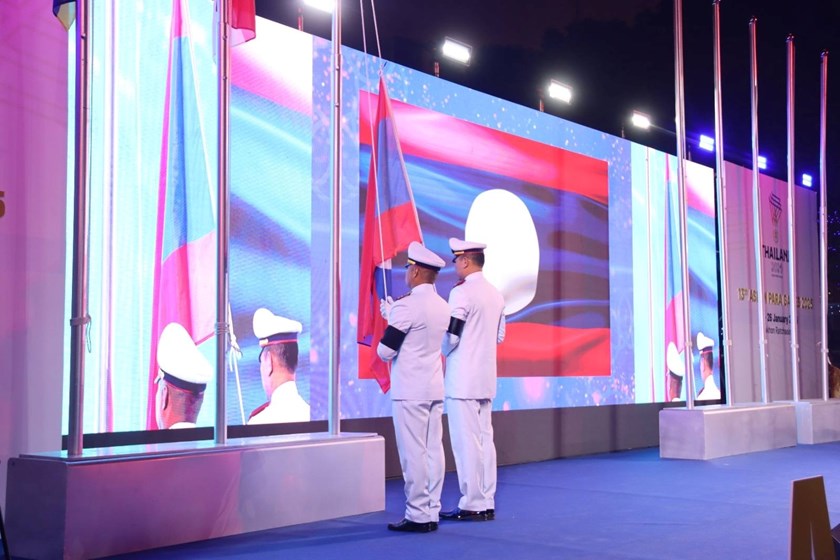 ທຸງຊາດລາວ ຖືກເຊີນຂຶ້ນສູ່ຍອດເສົາ ໃນງານກິລາອາຊຽນພາຣາເກມ ຄັ້ງທີ 13 ຢ່າງເປັນທາງການ