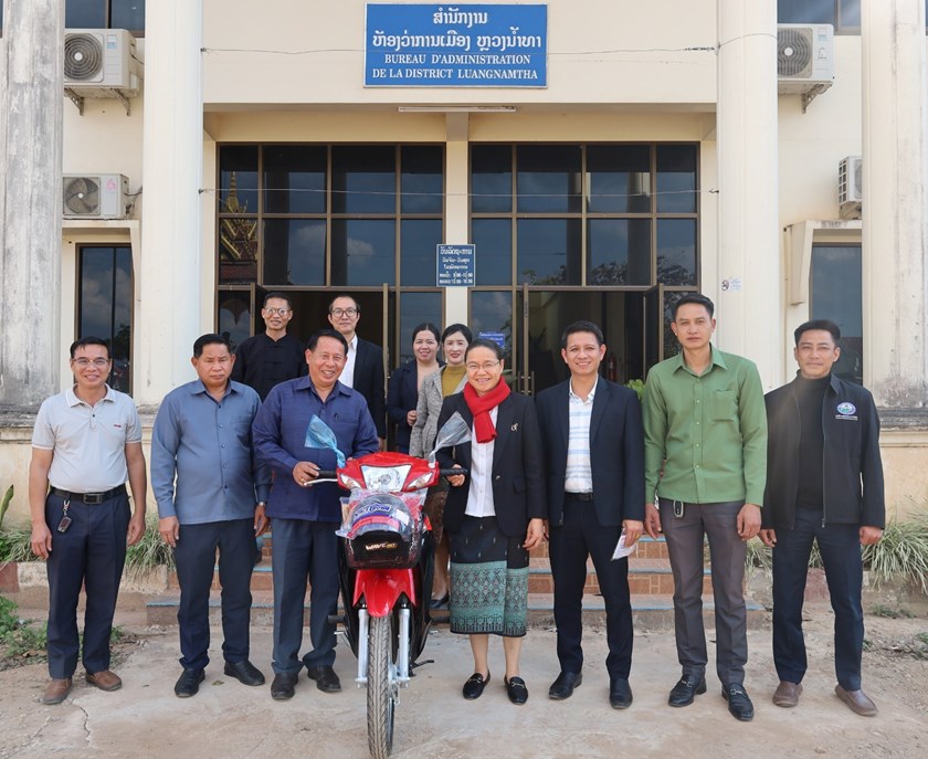 ມອບ-ຮັບ ລົດຈັກໃຫ້ຄະນະຈັດຕັ້ງເມືອງຫຼວງນໍ້າທາ