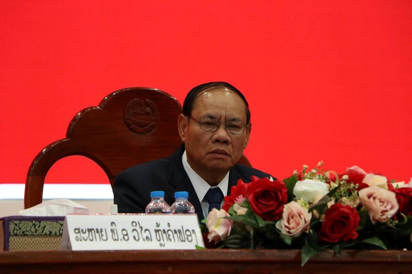 ເລຂາຄະນະບໍລິຫານງານພັກແຂວງຄຳມ່ວນລະຫວ່າງຜູ້ເກົ່າ ແລະ ຜູ້ໃໝ່