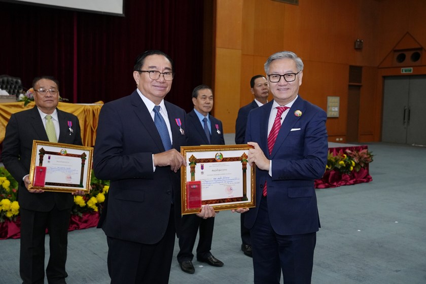 ກະຊວງການຕ່າງປະເທດປະດັບຫຼຽນໄຊແຮງງານ, ຫຼຽນກາ ແລະ ໃບຍ້ອງຍໍ ໃຫ້ແກ່ບຸກຄົນດີເດັ່ນ