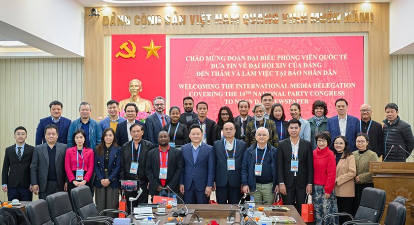 ຮອງບັນນາທິການໃຫຍ່ໜັງສືພິມ ເຢີນ ເຢີນ ຕ້ອນຮັບຄະນະສື່ມວນຊົນຕ່າງປະເທດ