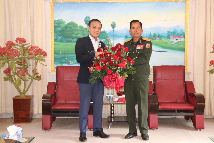 ການນຳແຂວງວຽງຈັນ ອວຍພອນ ນາຍ ແລະ ພົນມະຫານ ຢູ່ວິທະຍາຄານນາຍທະຫານບົກວິທະຍາຄານກົມມະດຳ.