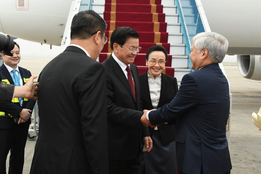 ເລຂາທິການໃຫຍ່ ປະທານປະເທດ ແຫ່ງ ສປປ ລາວ ພ້ອມດ້ວຍພັນລະຍາ ແລະ ຄະນະຜູ້ແທນຂັ້ນສູງ ເດີນທາງເຖິງນະຄອນຫຼວງຮ່າໂນ້ຍ ສສ ຫວຽດນາມ