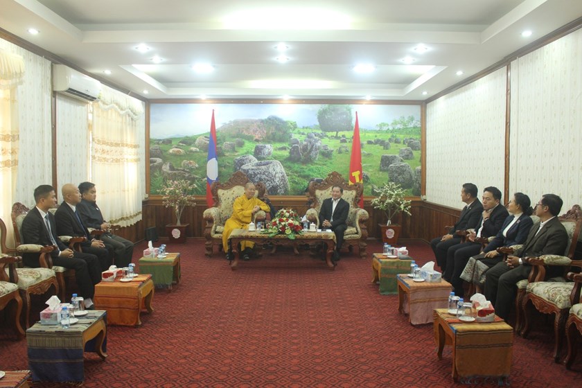 ພະອາຈານໃຫຍ່ຫວຽດນາມເຂົ້າພົບປະທານຄະນະກຳມະການປົກຄອງແຂວງ