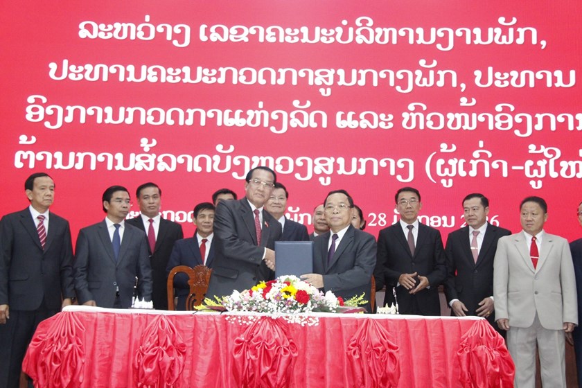 ມອບ-ຮັບໜ້າທີ່ ເລຂາຄະນະພັກ ປະທານຄະນະກວດກາສູນກາງພັກ ປະທານອົງການກວດກາແຫ່ງລັດ ແລະ ຫົວໜ້າອົງການຕ້ານການສໍ້ລາດບັງຫຼວງສູນກາງ ຜູ້ເກົ່າ-ຜູ້ໃໝ່