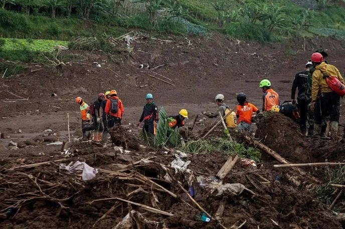 ຍອດ​ຜູ້​ເສຍ​ຊີ​ວິດ​ຈາກ​ເຫດດິນ​ພູ​ເຈື່ອນ​ຢູ່​ອິນ​ໂດ​ເນ​ເຊຍ ​ເພີ່ມ​ຂຶ້ນ​ເປັນ 48 ຄົນ
