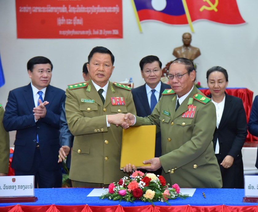 ມອບ-ຮັບໜ້າທີ່ເລຂາຄະນະບໍລິຫານງານພັກ ລັດຖະມົນຕີກະຊວງປ້ອງກັນຄວາມສະຫງົບ