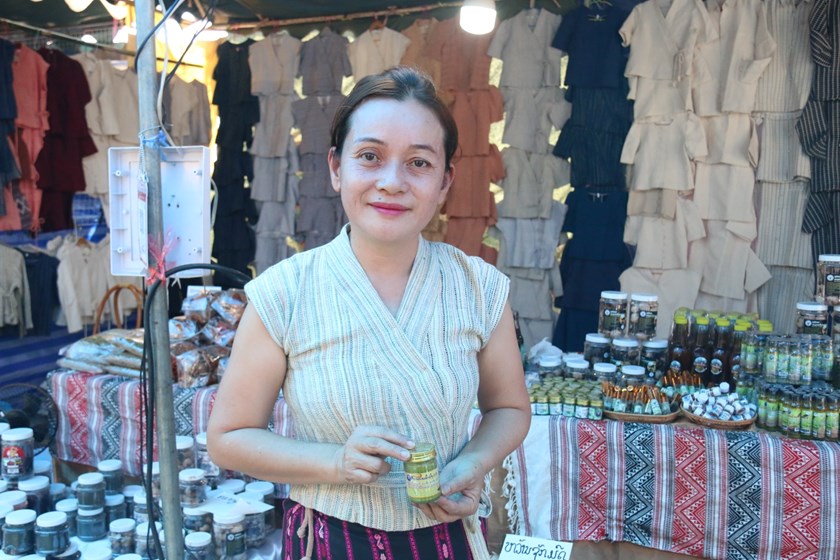 ຢາພື້ນເມືອງພູເຂົາຄວາຍ ກະທຽມດໍາດອງນໍ້າເຜິ້ງປິ່ນປົວພະຍາດໄຂມັນຫຸ້ມເສັ້ນເລືອດ-ຫົວໃຈ