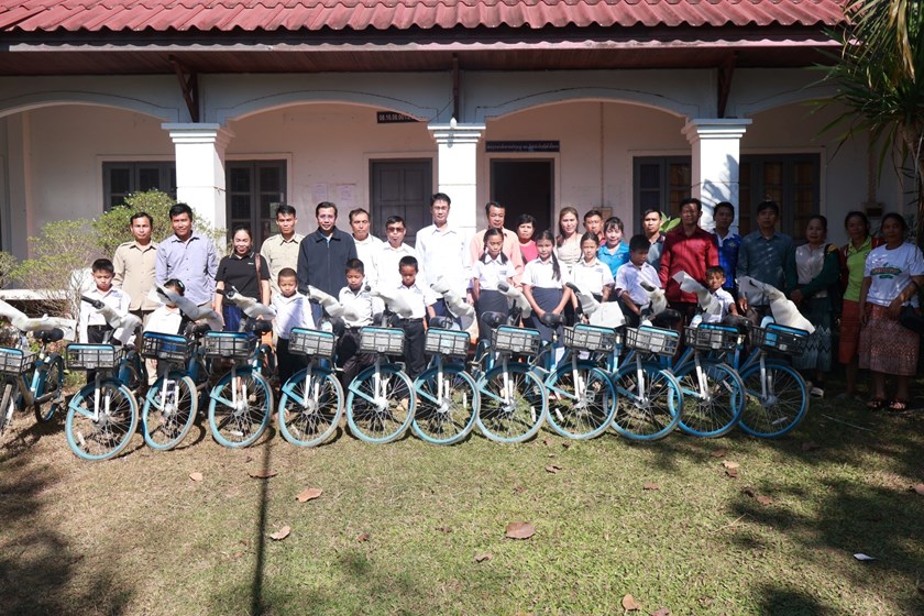 ມອບລົດຖີບ ໃຫ້ນ້ອງນັກຮຽນຊັ້ນປະຖົມສຶກສາ ເຂດຫ່າງໄກສອກຫຼີກ ຢູ່ເມືອງແກ່ນທ້າວ.