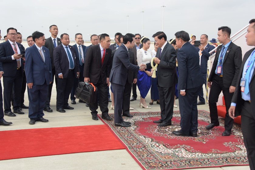 ເລຂາທິການໃຫຍ່ ປະທານປະເທດ ແຫ່ງ ສປປ ລາວ ພ້ອມດ້ວຍຄະນະຜູ້ແທນຂັ້ນສູງ ເດີນທາງເຖິງ ນະຄອນຫຼວງພະນົມເປັນ ຣາຊະອານາຈັກກຳປູເຈຍ