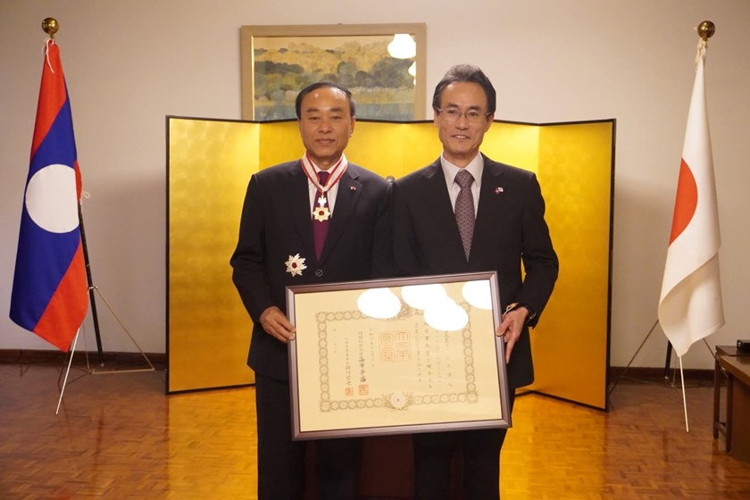 ພິທີມອບ-ຮັບຫຼຽນກຽດຕິຄຸນອາທິດອຸໄທ ດາວຄຳ ແລະ ດາວເງິນ ໃຫ້ແກ່ ທ່ານ ບຸນແຝງ ພູມມະໄລສິດ