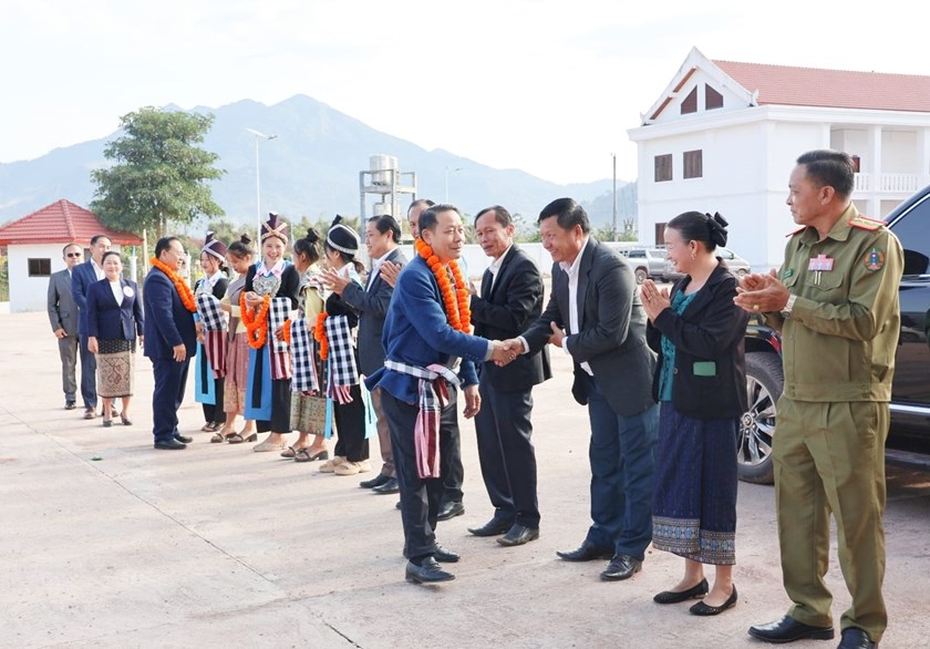 ຜູ້ສະໝັກຮັບເລືອກຕັ້ງ ສສຊ ຊຸດທີ X ປະຈໍາເຂດເລືອກຕັ້ງທີ 18 ແຂວງໄຊສົມບູນ ສືບຕໍ່ລົງຫາສຽງ ແລະ ສະເໜີໂຕ ຢູ່ເມືອງຮົ່ມ