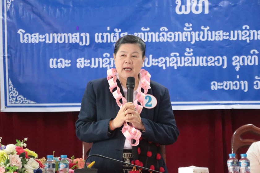 ຜູ້ສະໝັກ ສສຊ ຊຸດທີ xປະຈຳເຂດເລືອກຕັ້ງທີ 4 ແຂວງອຸດົມໄຊໂຄສະນາຫາສຽງຢູ່ບ້ານໂຮມໄຊ