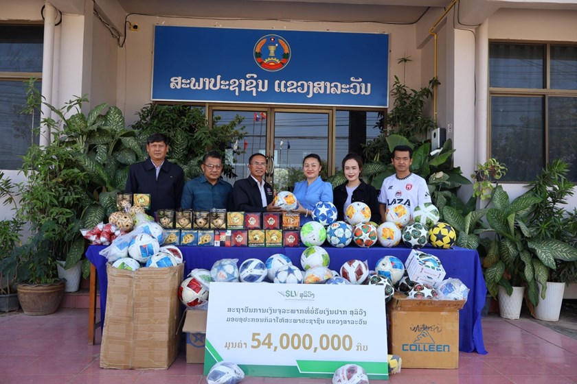 ສະຖາບັນການເງິນຈຸລະພາກ ສຸລິວົງ ມອບອຸປະກອນກິລາໃຫ້ ສະພາປະຊາຊົນ ແຂວງສາລະວັນ