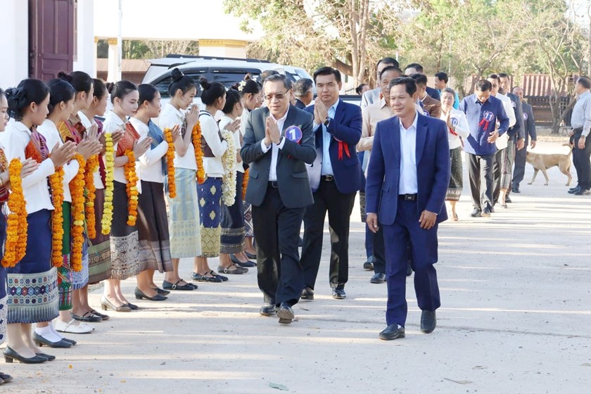 ຜູ້ສະໜັກ ສສຊ ຊຸດທີ X ເຂດ 12 ສືບຕໍ່ຫາສຽງຢູ່ເມືອງໄຊບົວທອງ