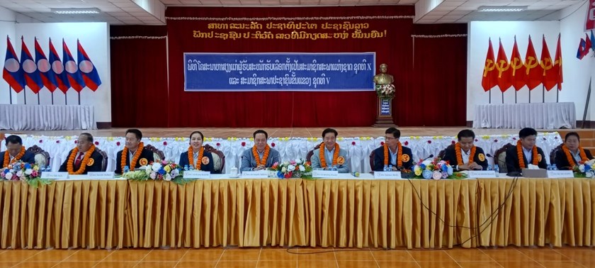 ຜູ້ມີສິດປ່ອນບັດເລືອກຕັ້ງເມືອງໄຊຈຳພອນ ຮັບຟັງການລົງໂຄສະນາຫາສຽງ ຂອງຜູ້ຮັບສະໝັກຮັບເລືອກຕັ້ງເປັນ ສສຊ