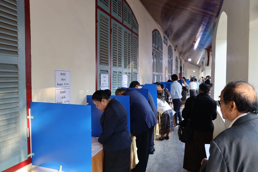 ບັນຍາກາດການປ່ອນບັດເລືອກຕັ້ງ ສສຊ ຊຸດທີ X ແລະ ສສຂ ຊຸດທີ V ຢູ່ເຂດເລືອກຕັ້ງທີ 13