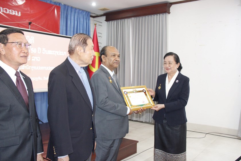 ຫສປທ ເຜີຍແຜ່ວັນສ້າງຕັ້ງກອງທັບ ແລະ ປະດັບຫຼຽນກາລະນຶກ 50 ປີ