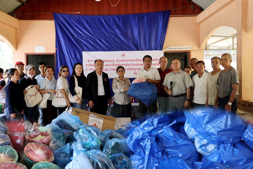 ອັດຕະປື ມອບເຄື່ອງຊ່ວຍເຫຼືອໃຫ້ປະຊາຊົນ 2 ບ້ານ ທີ່ເມືອງຊານໄຊ