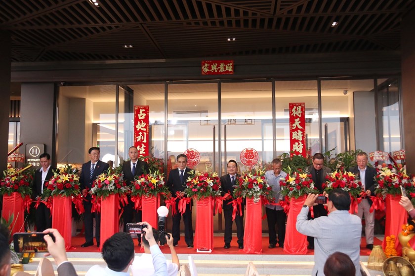 ເປີດນໍາໃຊ້ໂຮງແຮມຈີແຄມຂອງວຽງຈັນ ຢ່າງເປັນທາງການ