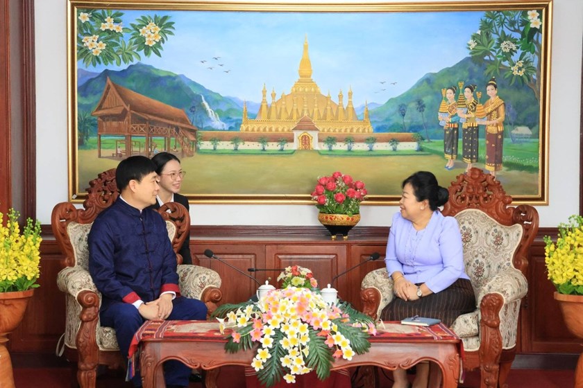 ປະທານ ສສຍລ ຕ້ອນຮັບຫົວໜ້າສູນວັດທະນະທໍາຈີນອວຍພອນໂອກາດວັນແມ່ຍິງສາກົນ