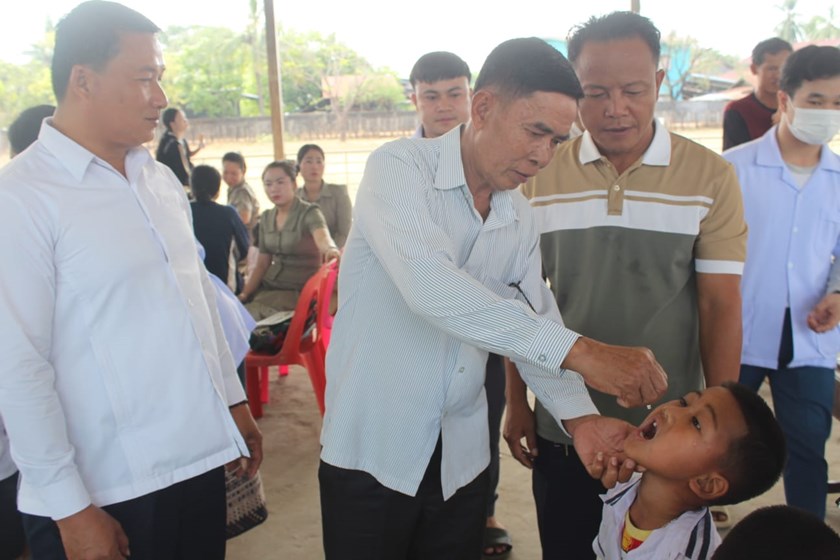 ເມືອງໂຂງ ເປີດຂະບວນການຢອດຢາວັກຊີນປ້ອງກັນພະຍາດໂປລິໂອ ໃຫ້ເດັກອາຍຸຕ່ຳກວ່າ 5 ປີ