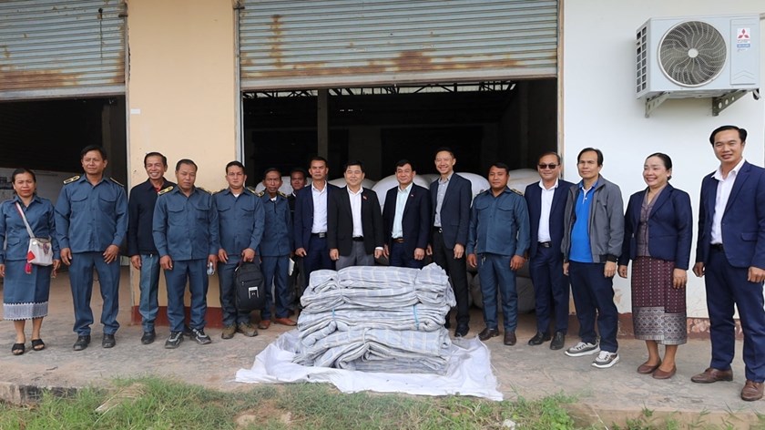 ລັດວິສາຫະກິດຫວຍພັດທະນາມອບຜ້າຫົ່ມໃຫ້ບ້ານເປົ້າໜາຍ