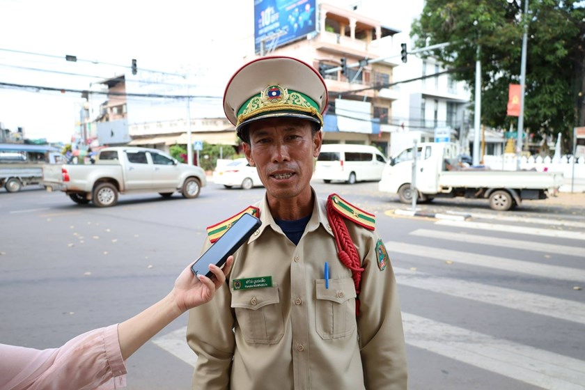 ຈະລາຈອນ ນວ ເອົາໃຈໃສ່ແນະນຳຜູ້ໃຊ້ລົດ-ໃຊ້ຖະໜົນ  ໄລຍະປັບປ່ຽນທິດທາງການສັນຈອນໃໝ່