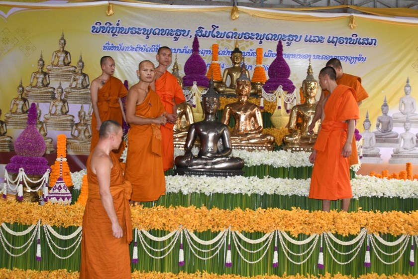 ຊາວພຸດຮ່ວມເທທອງຫຼໍ່ພະພຸດທະຮູບທີ່ວັດປ່ານາຄູນນ້ອຍ