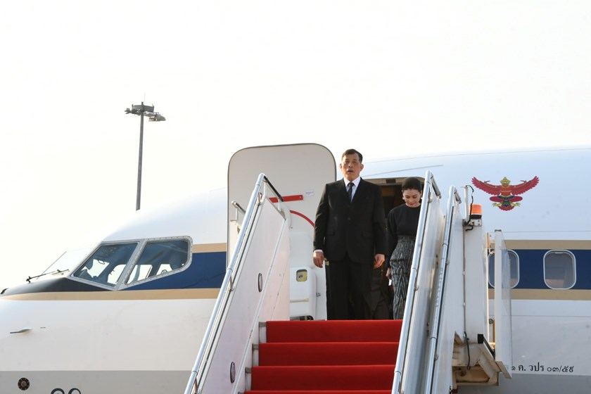 ພະບາດສົມເດັດ ພຣະວະຊິຣະເກົ້າເຈົ້າຢູຫົວ ແລະ ສົມເດັດພະນາງເຈົ້າ ພຣະບໍຣົມລາຊິນີ ແຫ່ງ ຣາຊະອານາຈັກໄທເດີນທາງເຖິງນະຄອນຫຼວງວຽງຈັນ