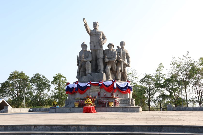 ບັນດາພະແນກການ, ອົງການທຽບເທົ່າ ແຂວງຄໍາມ່ວນ ຮ່ວມຂໍານັບ ແລະ ສັກກະລະບູຊາ ຮູບຫລໍປະທານ ສຸພານຸວົງ