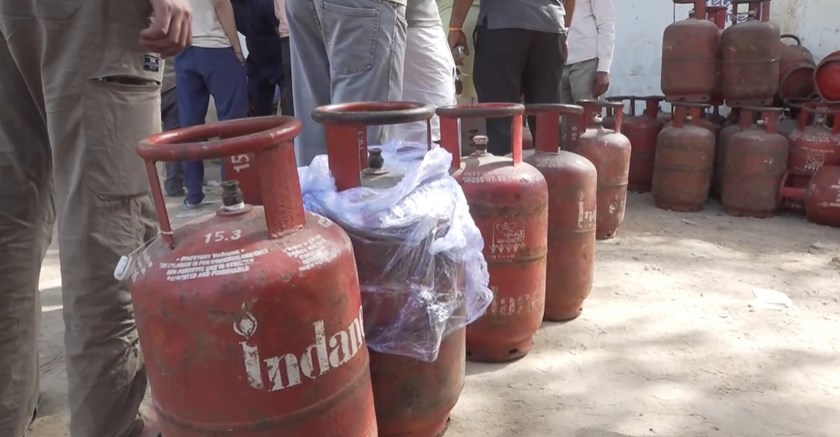 ຊາວອິນເດຍ ກັກຕຸນແກ໊ສປຸງແຕ່ງອາຫານ ຫຼັງຈາກການສະໜອງຂາດແຄນ