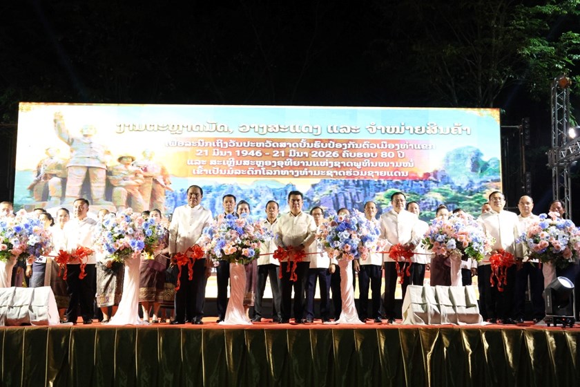 ຄໍາມ່ວນ ເປີດງານຕະຫຼາດນັດ ແລະ ຈຳໜ່າຍສິນຄ້າ ບັ້ນຮົບປ້ອງກັນຕົວເມືອງທ່າແຂກ ແລະ ສະຫຼອງ ພູຫີນໜາມໜໍ່ ເປັນມໍລະດົກໂລກ