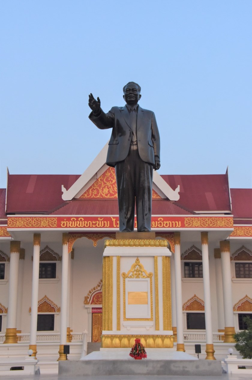 ວາງກະຕ່າດອກໄມ້ລະນຶກວັນສ້າງຕັ້ງຫ້ອງວ່າການສູນກາງພັກ ຄົບຮອບ 71 ປີ